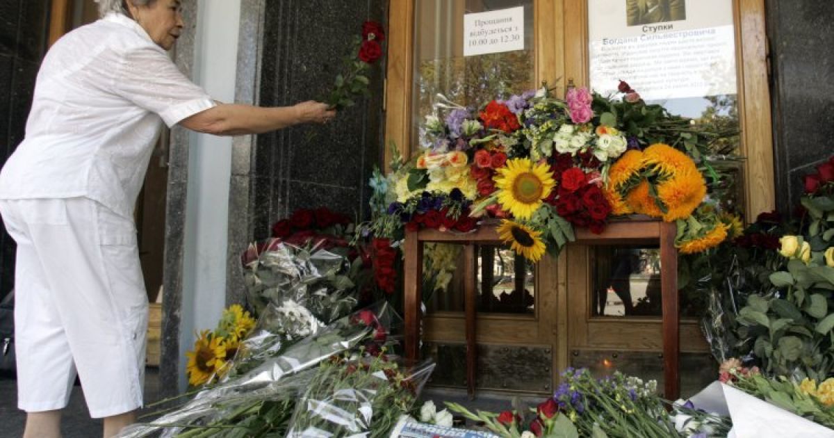 Люди несуть квіти під театр Франка, де Богдан Ступка був художнім керівником / © УНІАН
