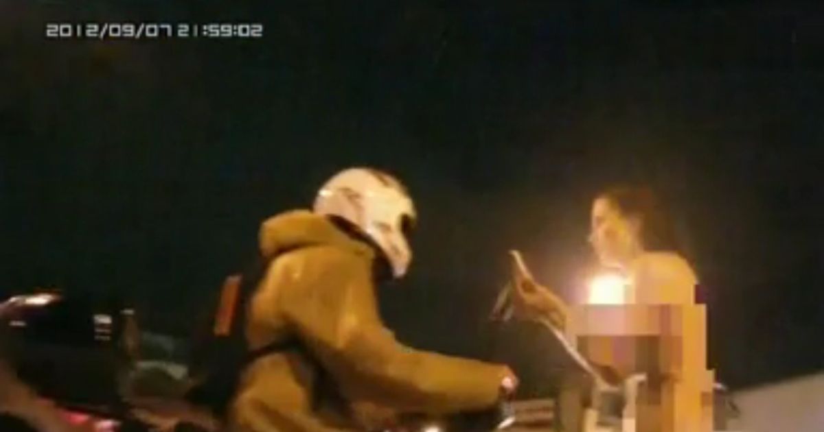 У Пітері оголена дівчина шукала "велику людину"