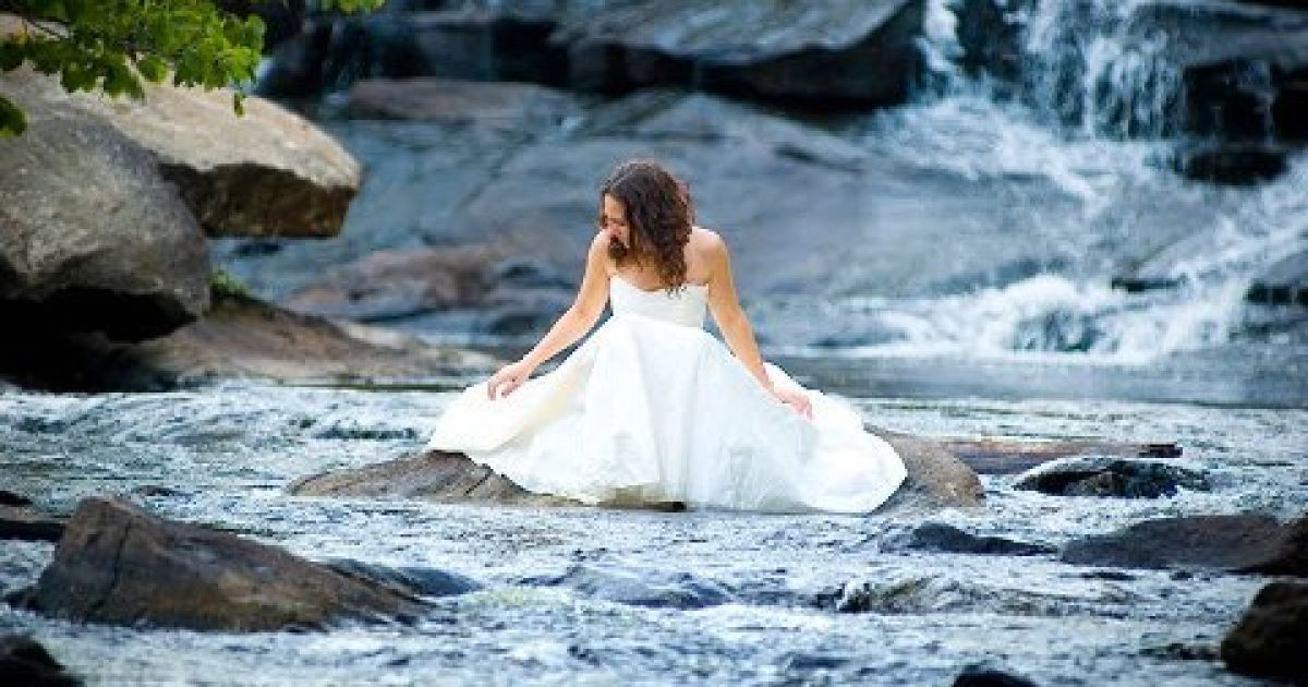 Сенс Trash the Dress &ndash; зробити вдалий кадр, безповоротно зіпсувавши весільну сукню