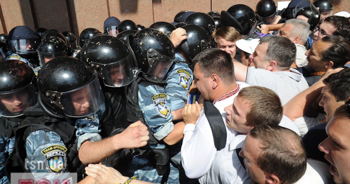 Учасники мітингу під час бійки співали Державний гімн України