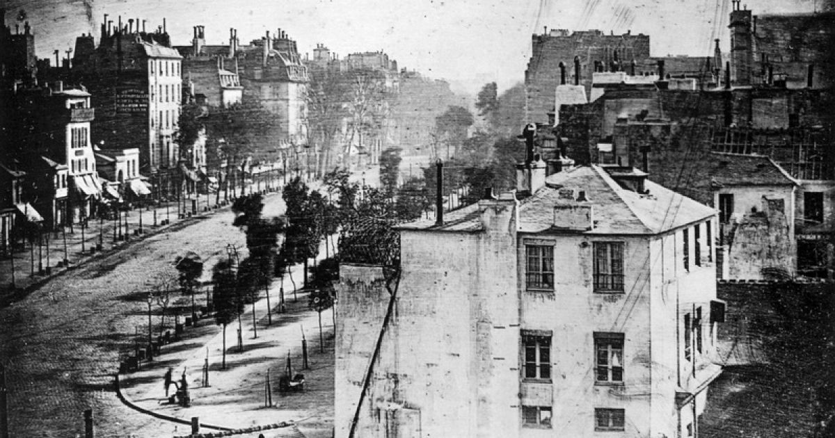 Перший знімок із зображенням людини (1838). На розі бульвару видно людину з піднятою ногою. Можливо, їй чистять взуття