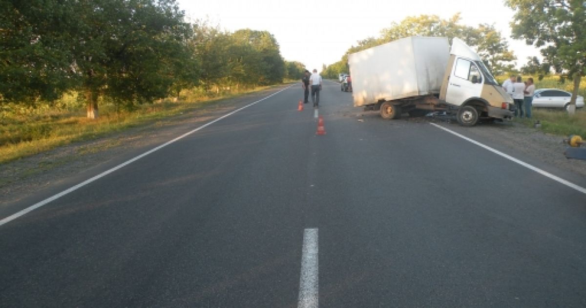 В аварії вантажівки з позашляховиком Москаля, на капоті останнього не залишилося живого місця / © gai.mk.ua