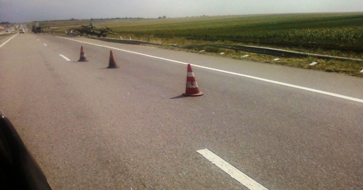 Два БТРи випали з вантажівки і вискочили за узбіччя