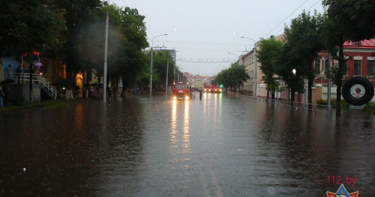 Дощ на кілька годин повністю паралізував рух в центрі Гомеля / © 112.by