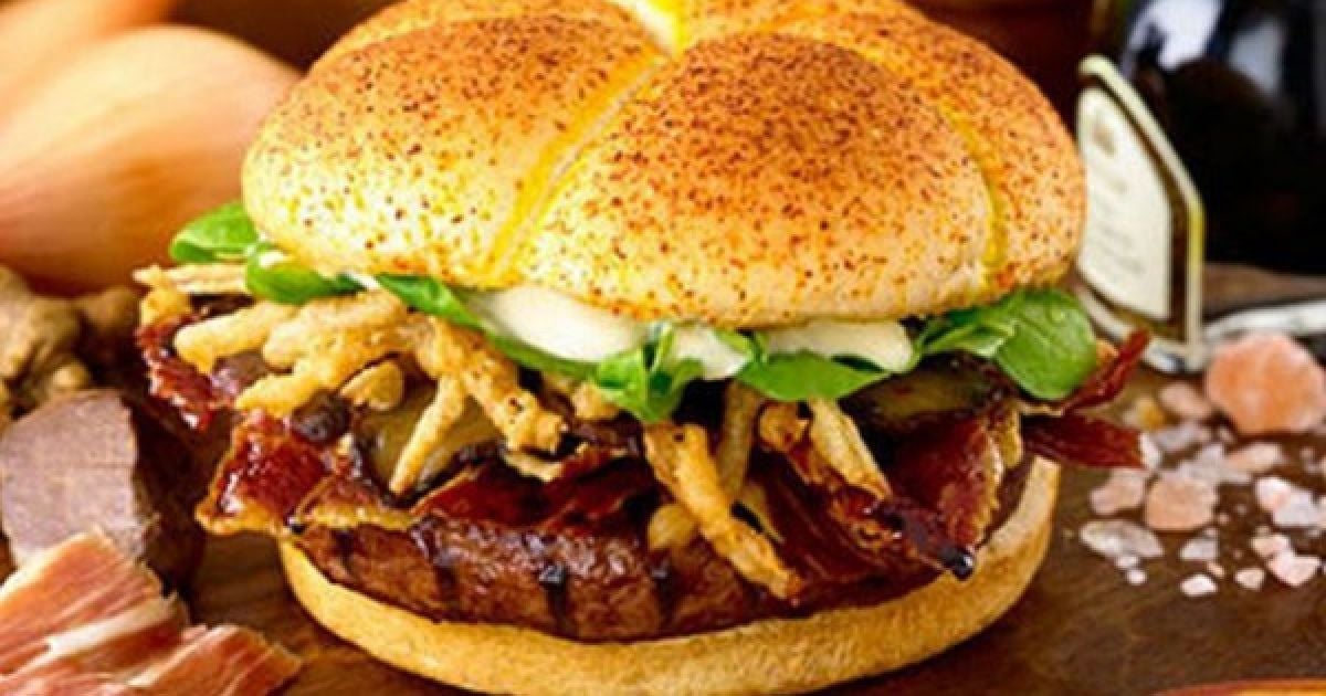 5. The Burger

Ціна: 200 $

Де: один єдиний ресторан Burger King в Західному Лондоні

Що особливого: склад включає в себе японську спеціально підготовлену яловичину вищого сорту Waygu, білі трюфелі, скибочки шинки Pata Negra, цибулю соломкою Cristal, бальзамічний оцет вищого сорту, салат, рожева гімалайська кам'яна сіль, окроплена білим вином, плюс цибуля-шалот просочена майонезом з іранським шафраном та булочка посипана білим трюфелем. / © УБР