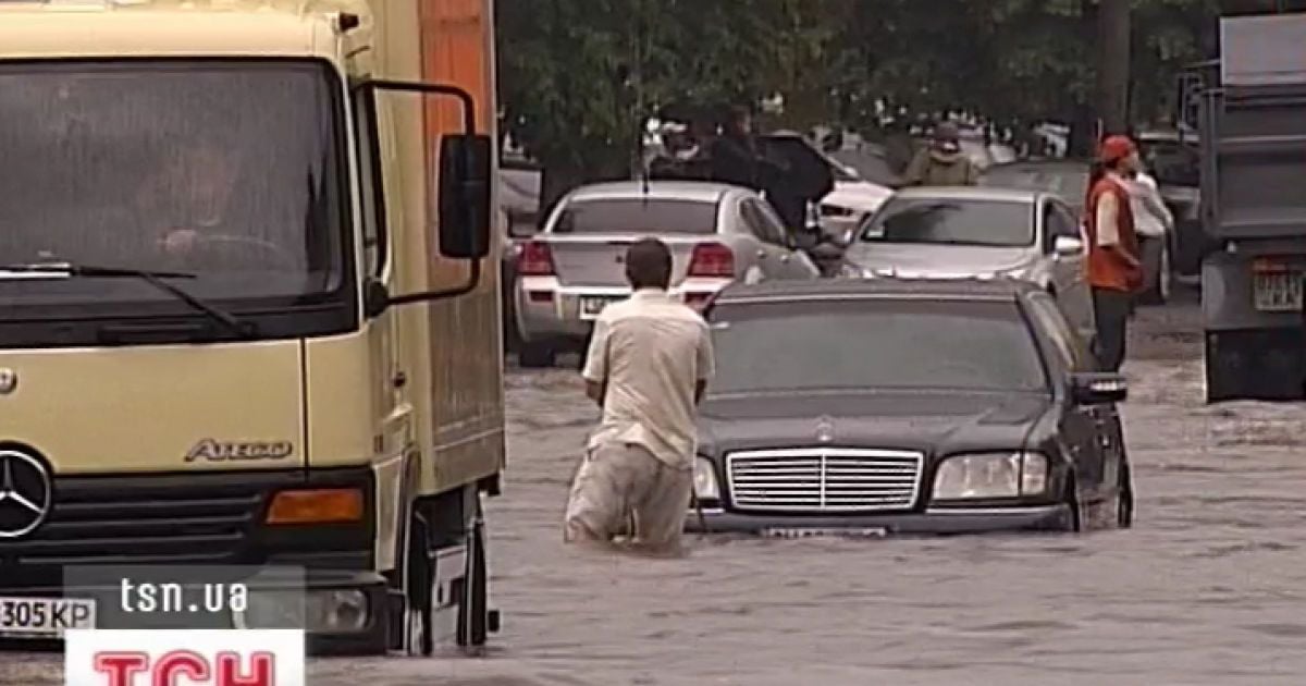 Київську Куренівку затопила підводна річка Сирець