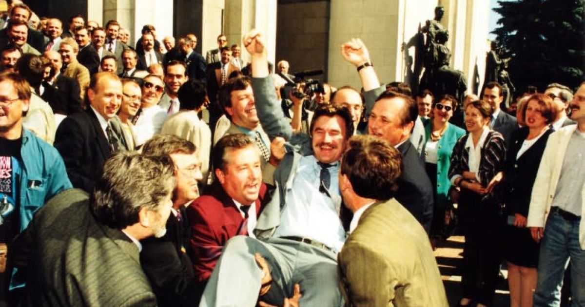 28 червня 1996 року біля будинку Верховної Ради України / © portal.rada.gov.ua