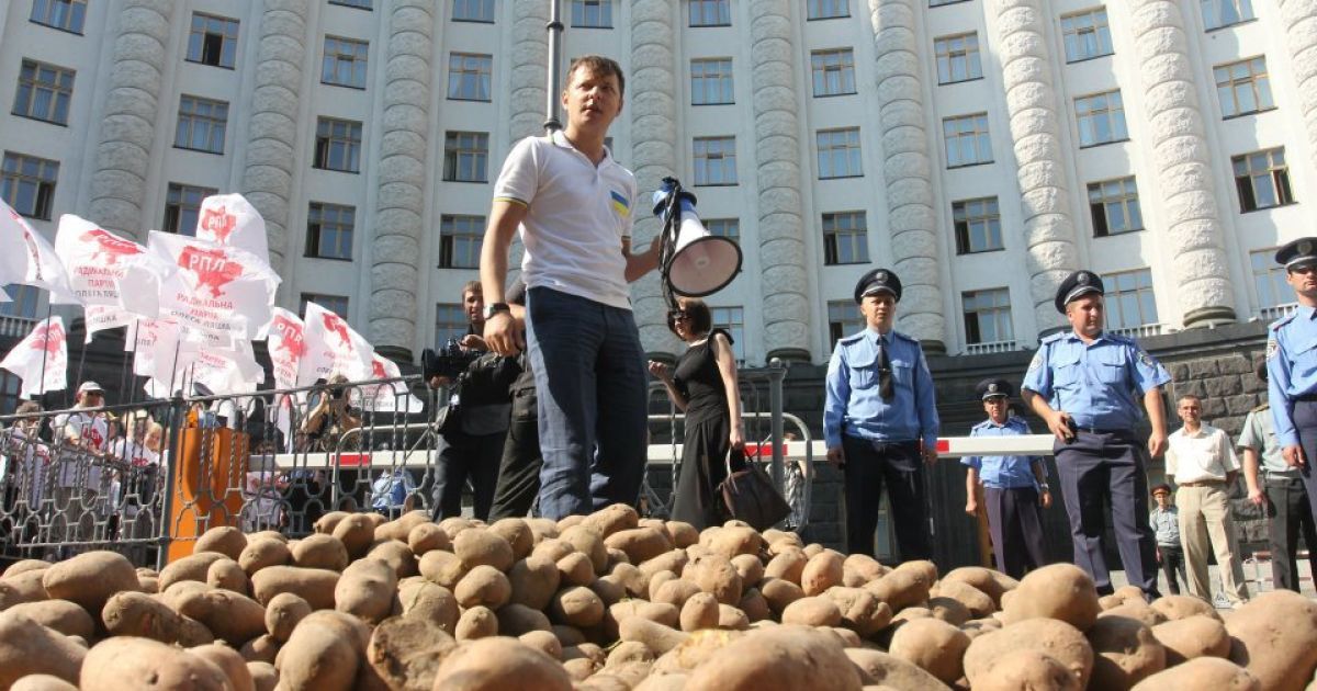 Ляшко вивалив під будівлею уряду півтонни картоплі / © Facebook/Олег Ляшко