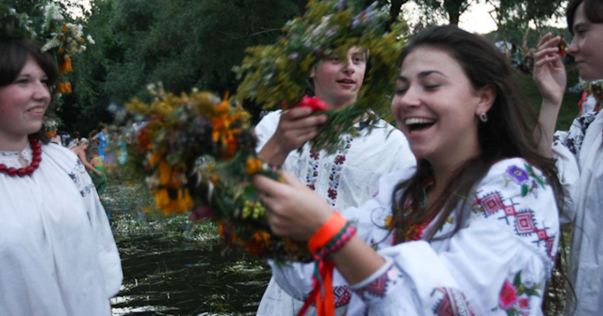 Молоді дівчата плетуть вінки