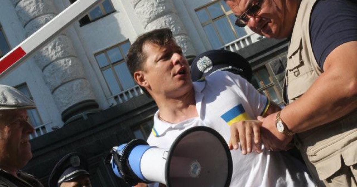 Ляшко вивалив під будівлею уряду півтонни картоплі / © Facebook/Олег Ляшко