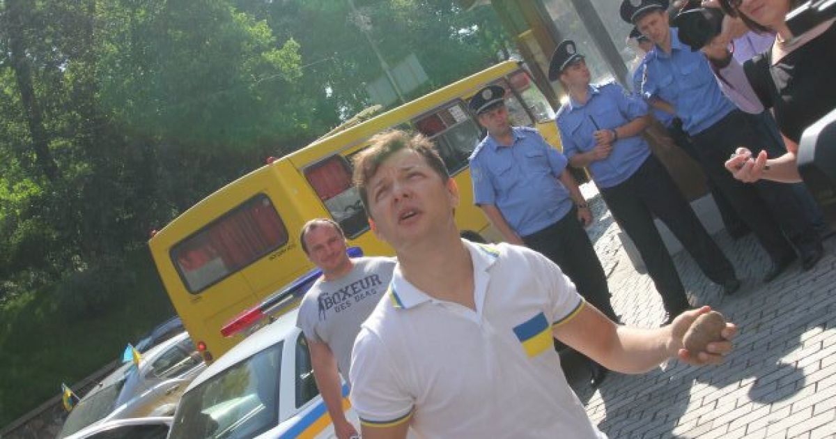 Ляшко вивалив під будівлею уряду півтонни картоплі / © Facebook/Олег Ляшко