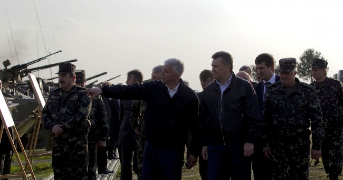 Президент в темних окулярах стежив за тактичними навчаннями / © Офіційний сайт Президента України