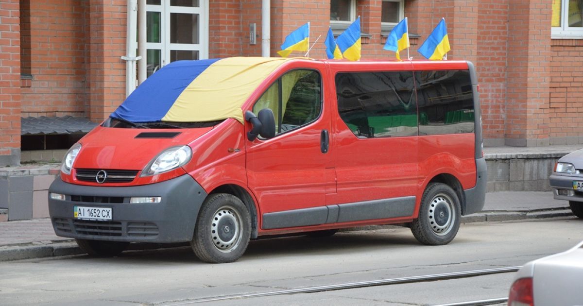 Київ заполонили авто с синьо-жовтими прапорцями