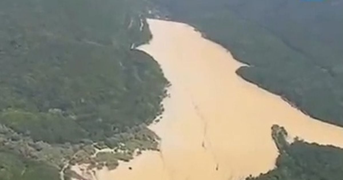 Кадри з вертольота свідчать, що воду з водосховища не спускали