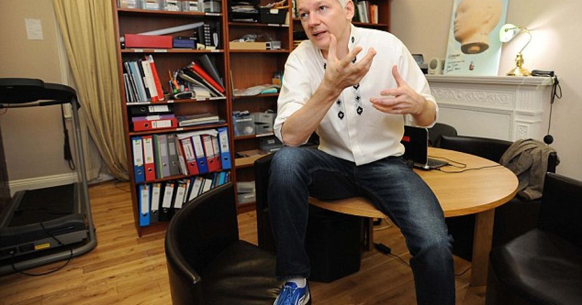 Джулиан Ассанж скрывается в посольстве Эквадора в Лондоне.