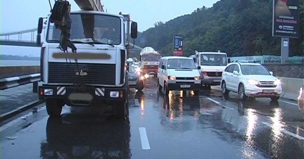 Жахливе ДТП в Києві: 5 машин зіткнулися на набережній / © magnolia-tv.com