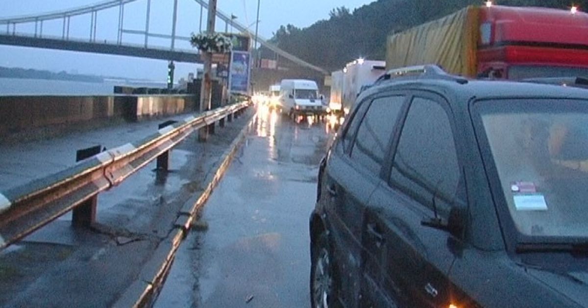 Жахливе ДТП в Києві: 5 машин зіткнулися на набережній / © magnolia-tv.com