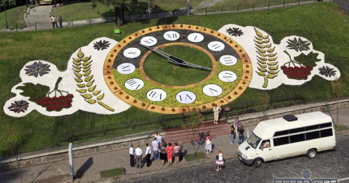 Київ прикрасили квітковим годинником