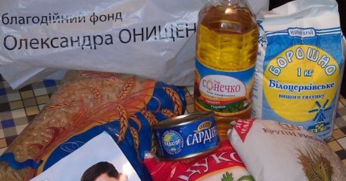 Коняр задобрює виборців борошном і цукром