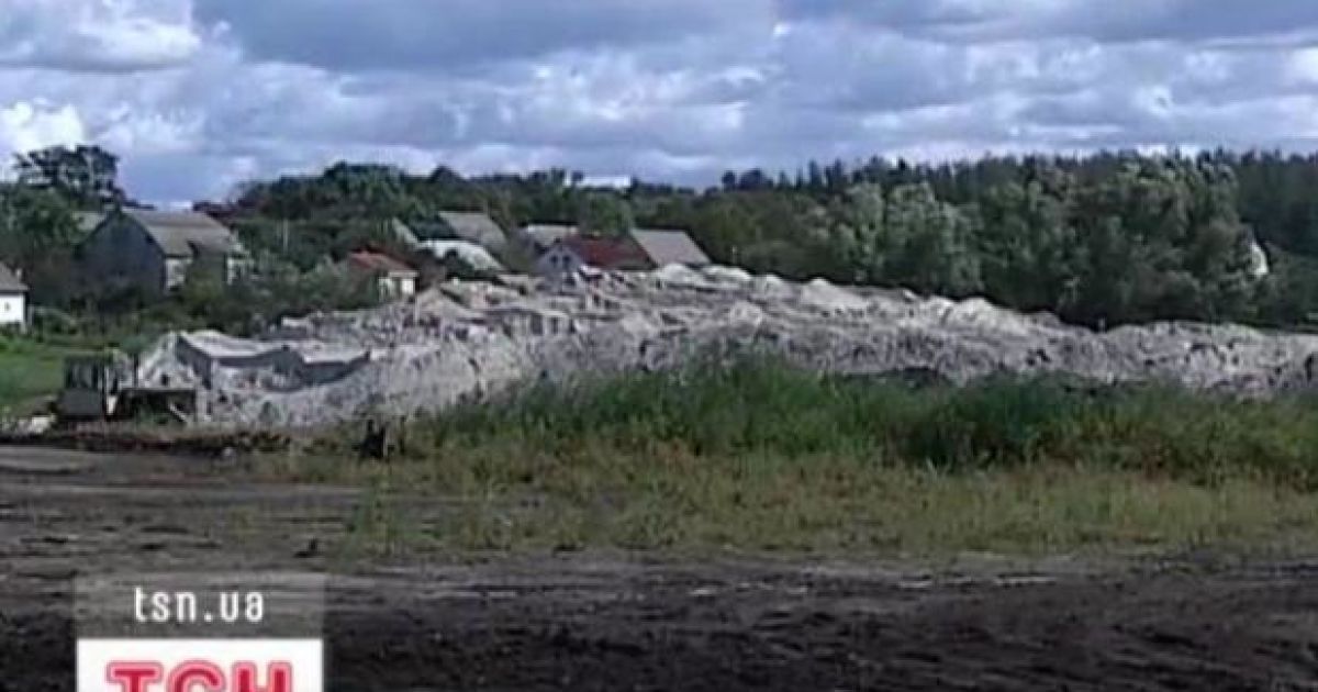 В людей тріскаються оселі через "відновлення" озера