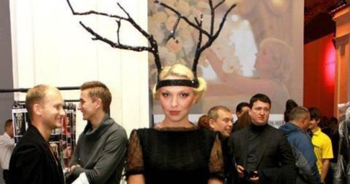 Співачка завітала на UFW в досить дивному капелюшку
