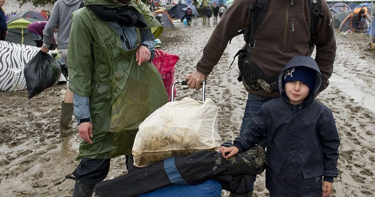 Потоки води і бруду перетворили фестиваль на болото / © The Daily Mail