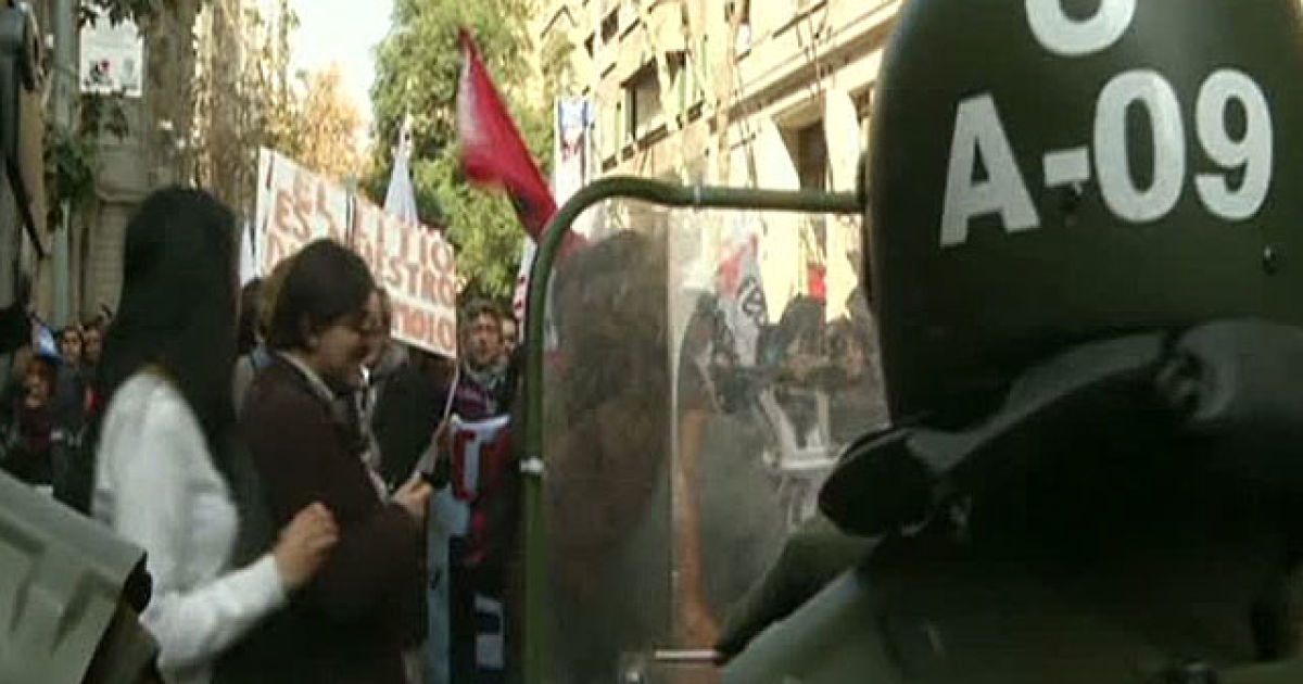 Чилійські студенти і школярі вимагають реформ освіти погромами.