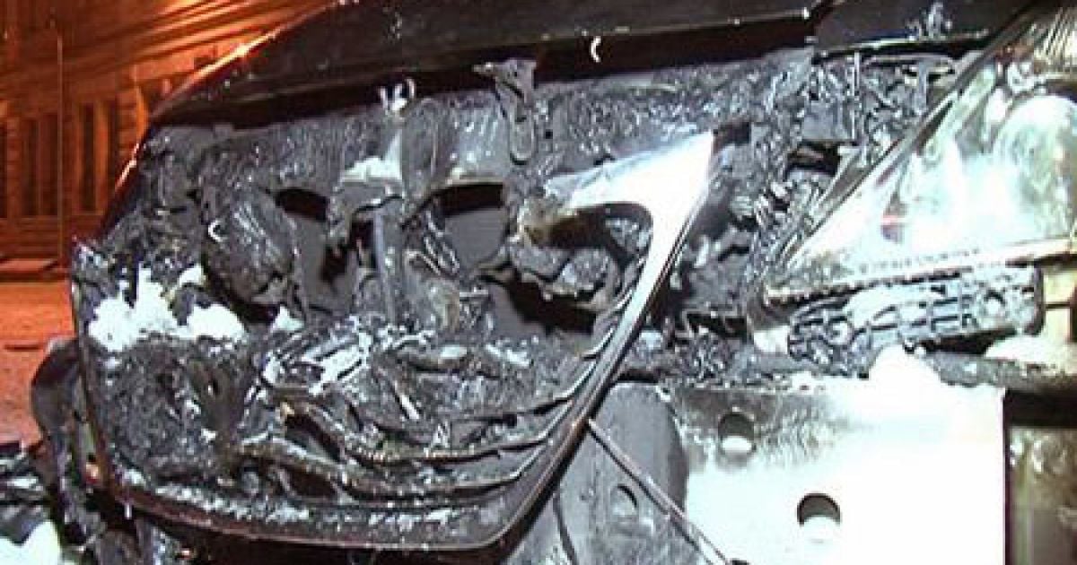 Молодик облив бензином капот Лексуса, підпалив і втік