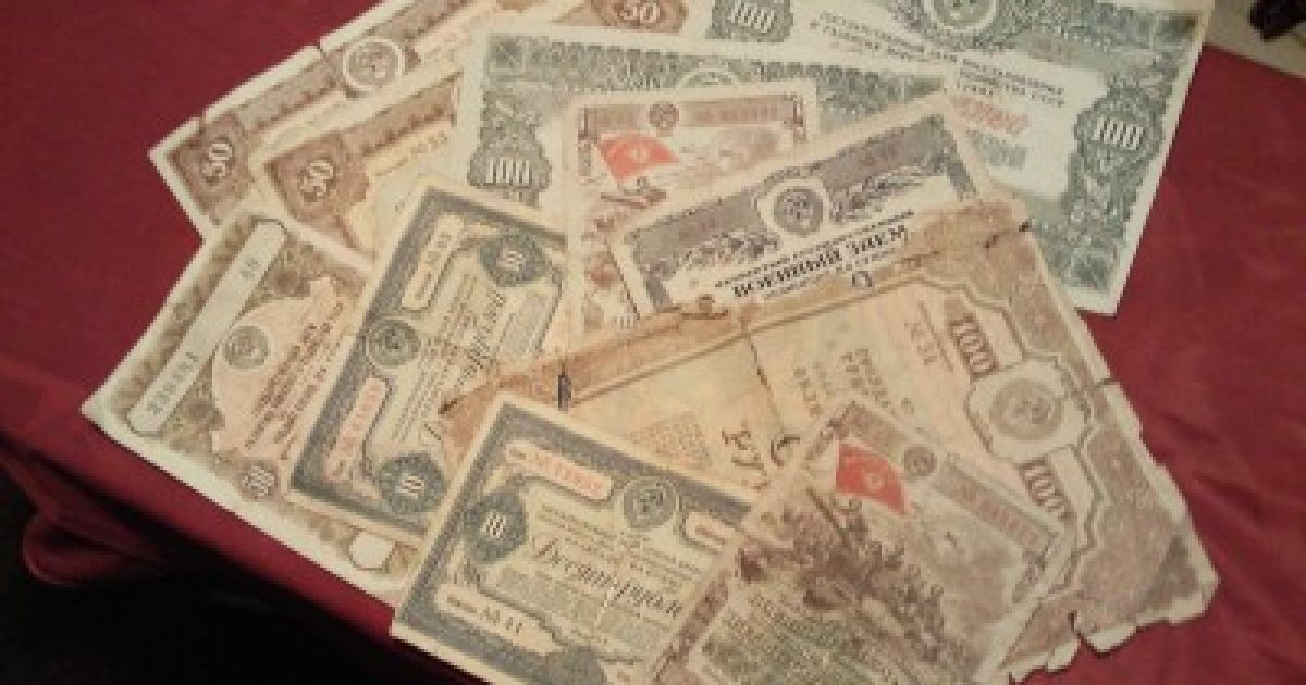 На думку Суслова, виплати за облігаціями треба було робити на рівні з виплатами по вкладах