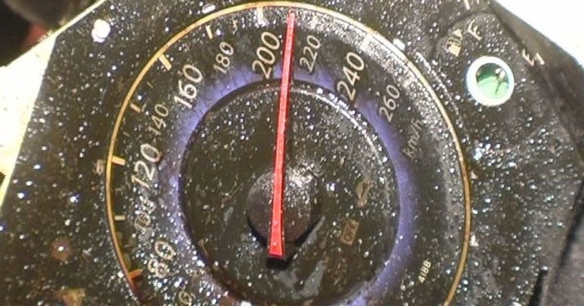 Водій гнав на шаленій швидкості.