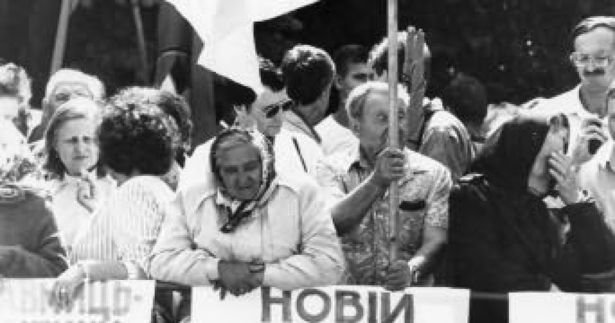 Мітинг на підтримку Основного закону держави біля будинку Верховної Ради. Київ, 19 червня 1996 року / © portal.rada.gov.ua