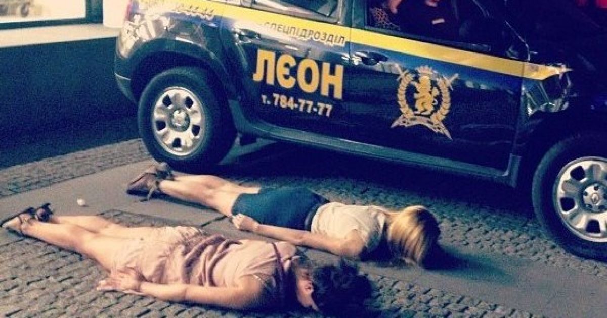 Олена з подругою вирішили повалятися на асфальті поруч із авто охоронної фірми. Фото з ​​архіву О. Яценко
