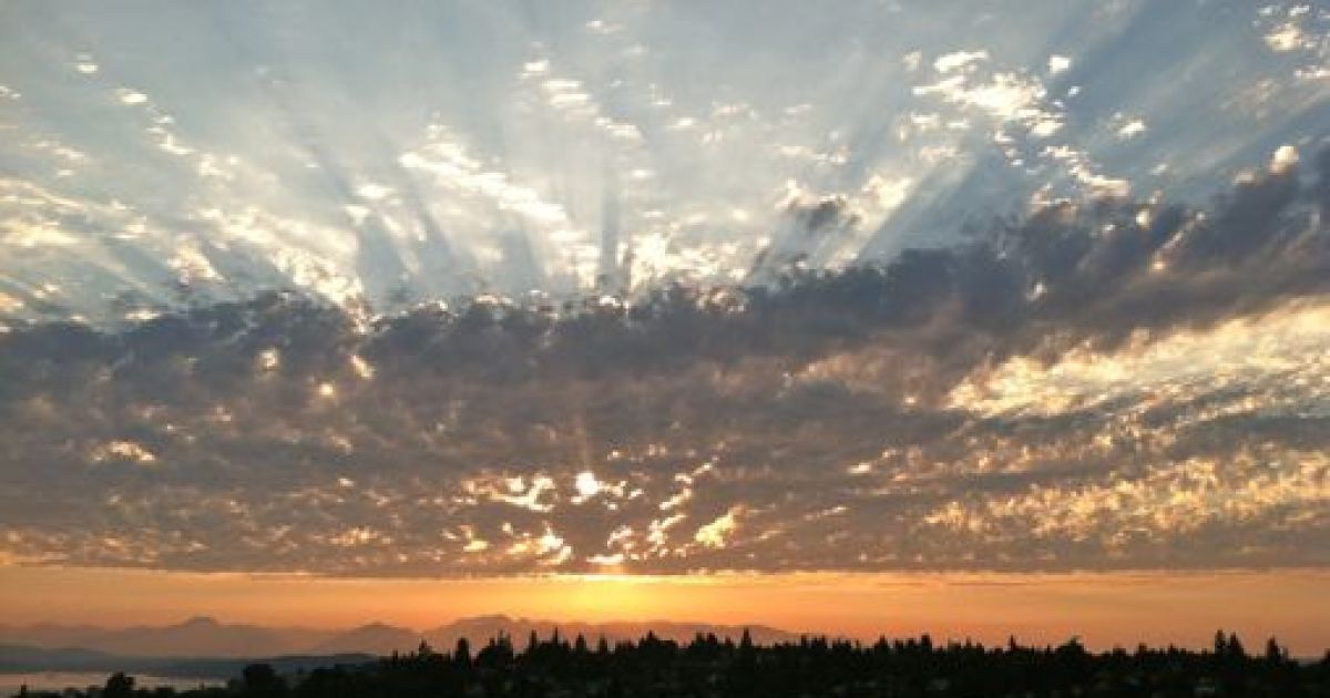 Через пожежі в Сибіру небо Америки стало різнобарвним