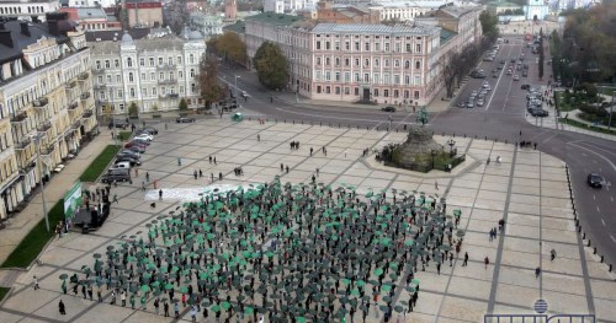 У Києві встановили рекорд за кількістю танцюючих з парасолями / © Униан