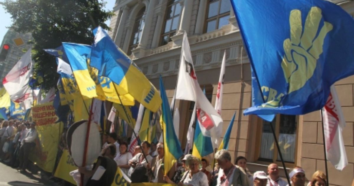 Прихильники опозиції вийшли під Раду захищати мову / © НБН
