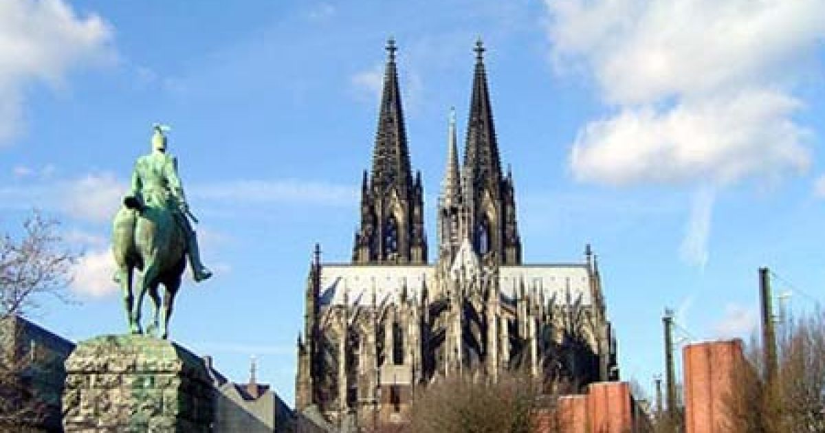 Учасники акції вийшли до алтаря в різнокольорових костюмах з транспарантом