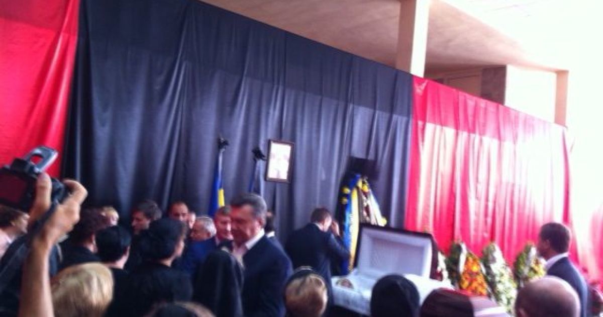 Президент попрощався з мером Єнакієвого