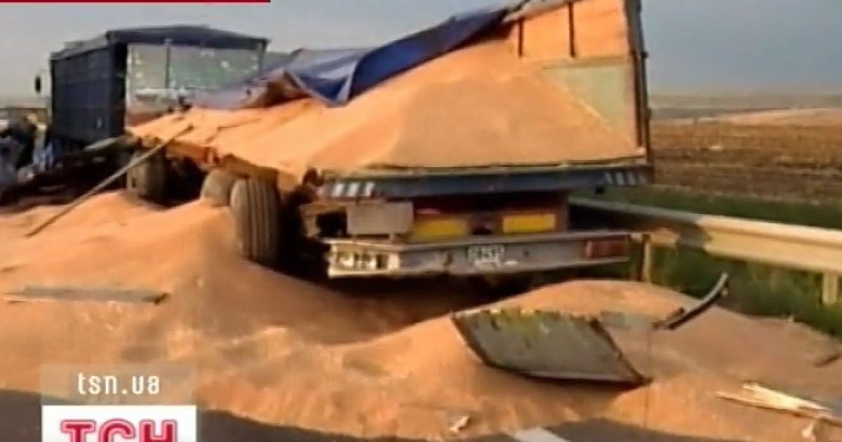 На Одещині п&#039;ять автомобілей розбилися на розсипаному зерні