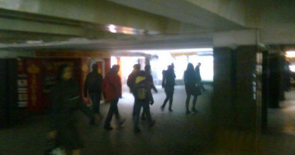 Пасажирів просять залишити метро