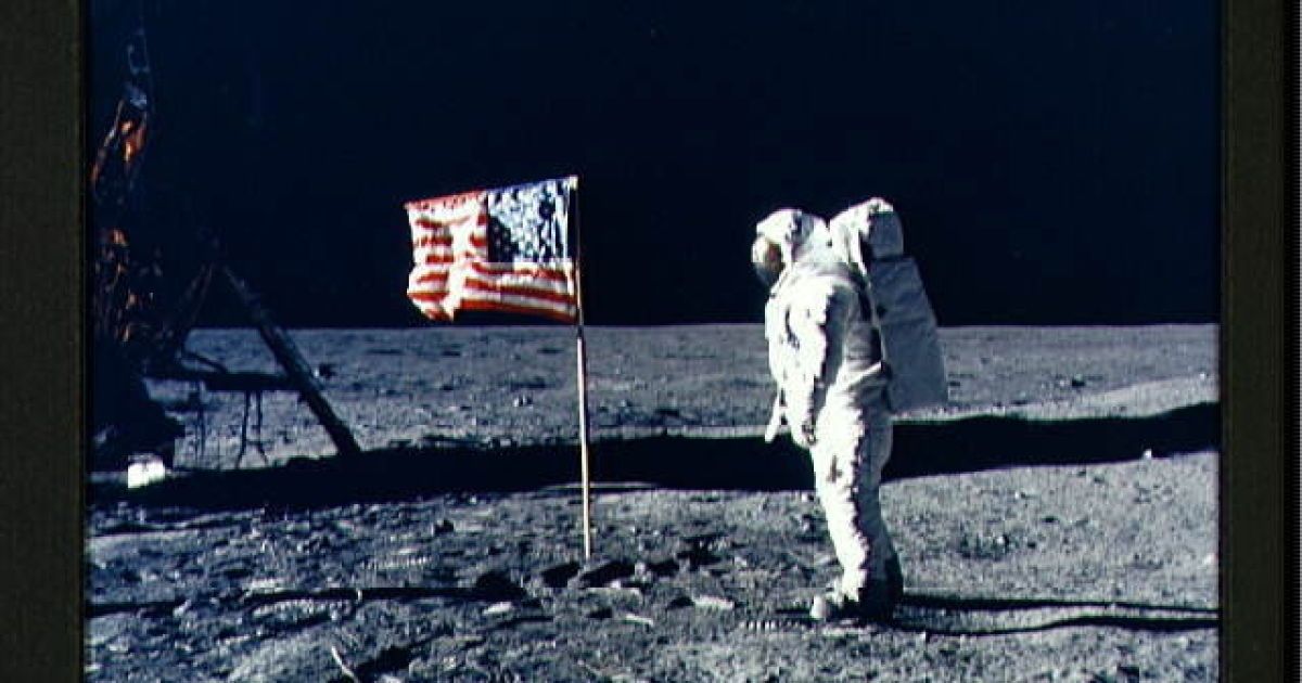 20 липня 1969 Ніл Армстронг ступив на Місяць.