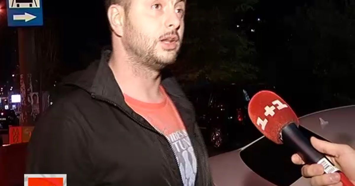 Повертаючи на територію ресторану шоумен раптом натрапив на дірку в асфальті