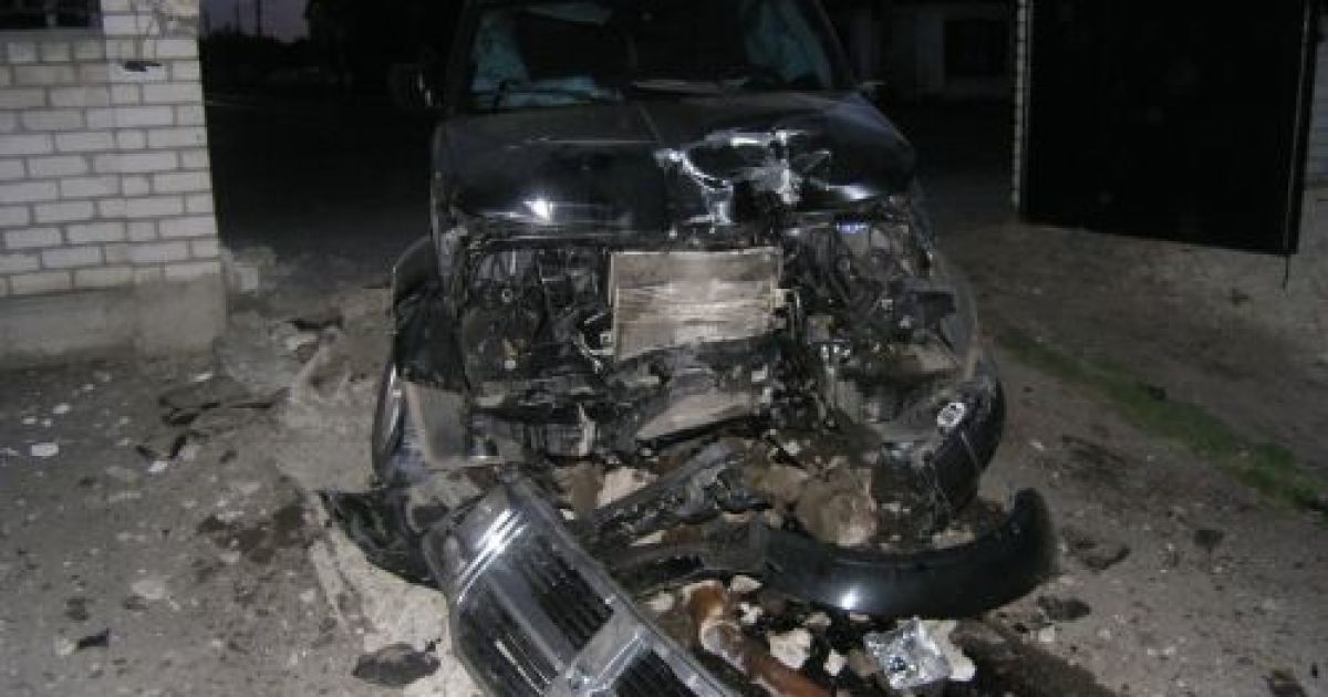 Бізнесмен протаранив будинок на швидкості 140 км/год.