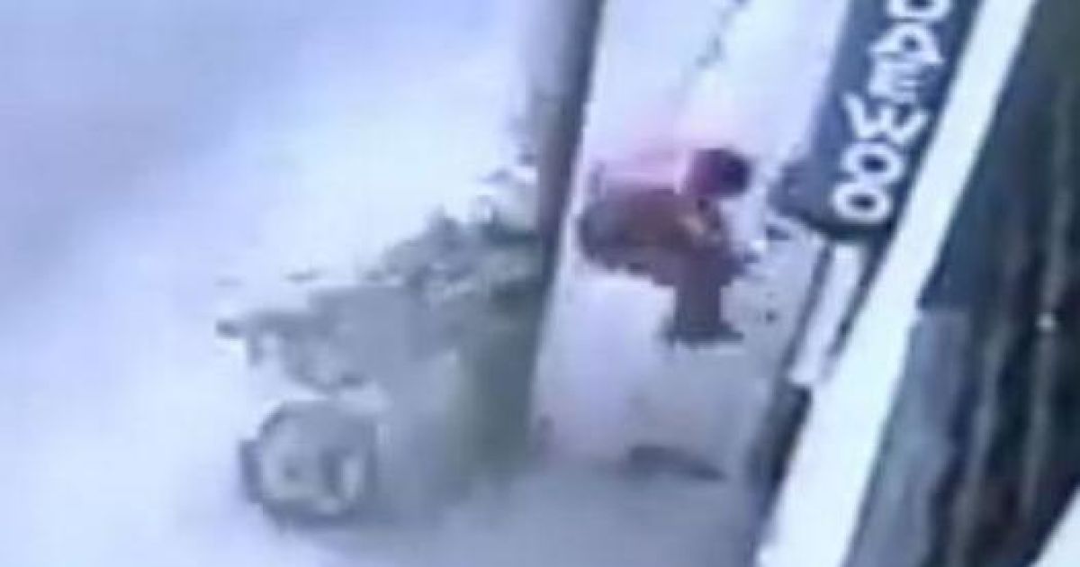 Хлопець встиг відскочити від байка, що спалахнув