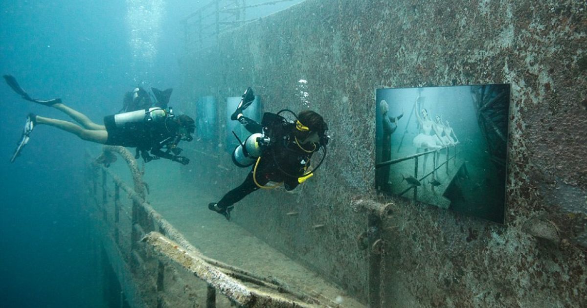 Фотограф відкрив неймовірну виставку на глибині 44 метри під водою