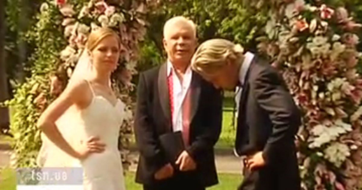 Борис під квітковою аркою в одному з парків Пітера поєднує руки та серця двох молодят