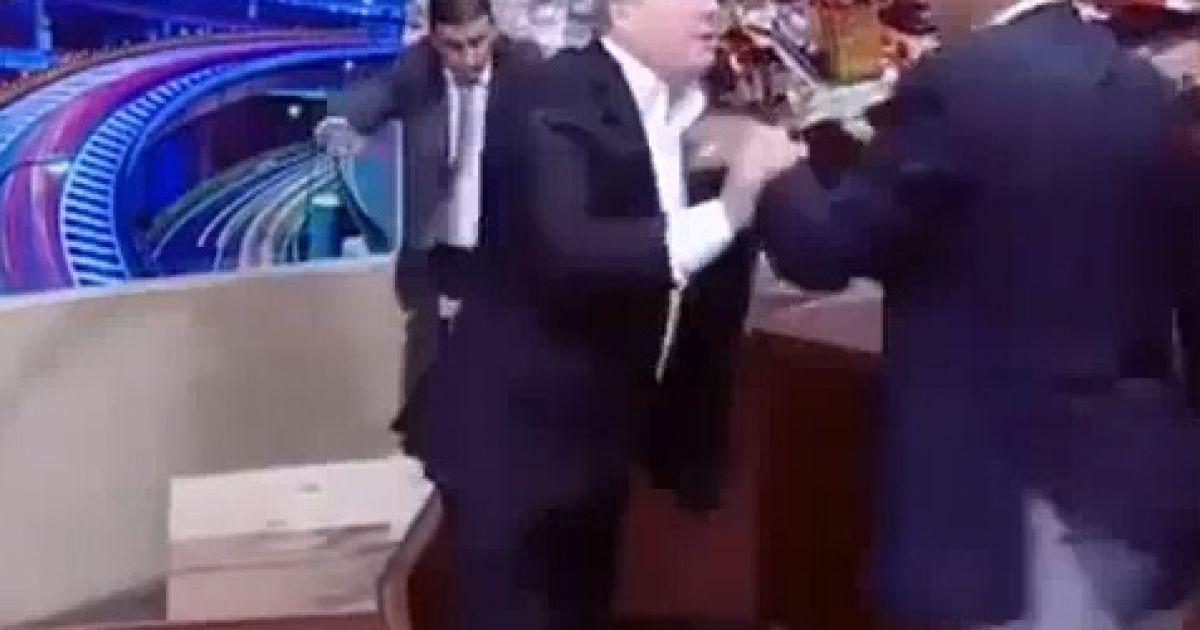 Політики мало не повбивали один одного в прямому ефірі. Кадр з відео