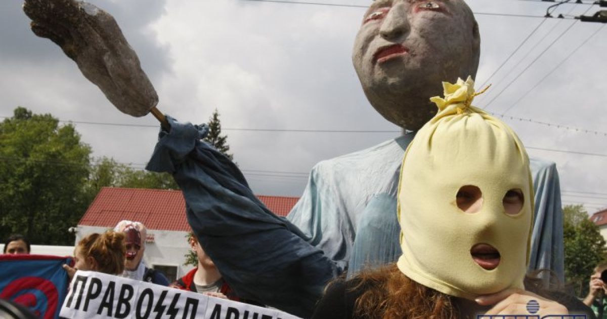 Прихильники Pussy Riot у Києві провели акцію у підтримку панк-гурту / © УНІАН