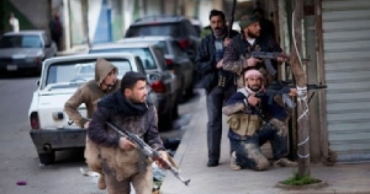 Бій йде із застосуванням стрілецької зброї і гранатометів