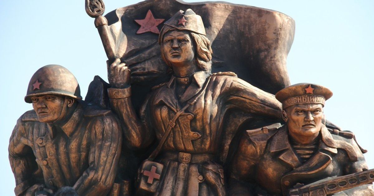 Пам'ятник десантникам порівняли з карикатурами
