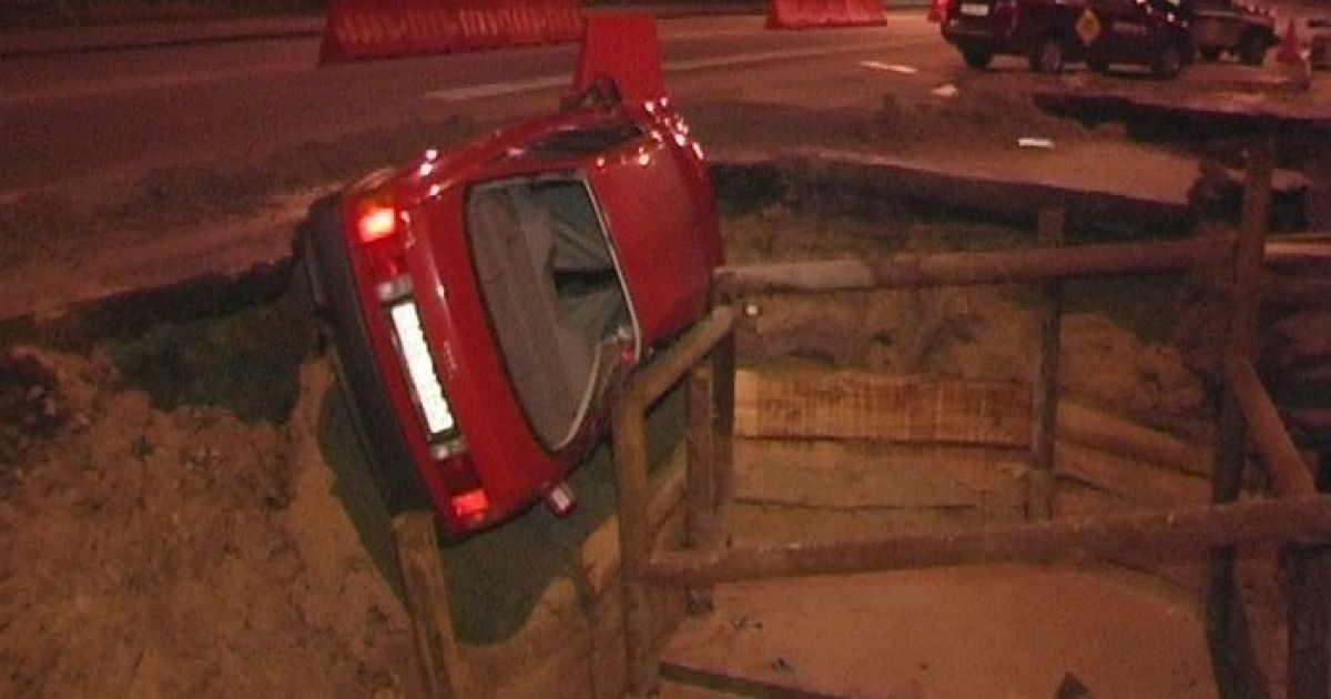У Києві авто провалилося під землю, пасажири дивом врятувалися